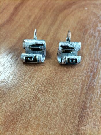 Boucles d'oreilles dormeuses en métal argenté avec une pointe de vert