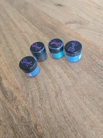 Lot 4 eye dust Sleek