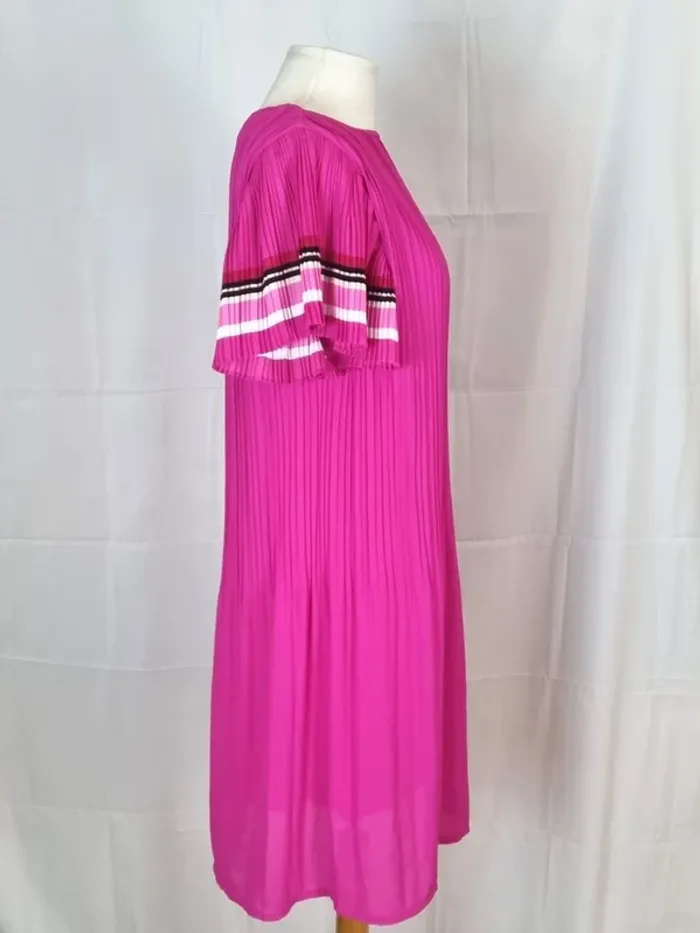 Belle robe Maje Fushia plissée manches volantées état impeccable T 36 - photo numéro 3