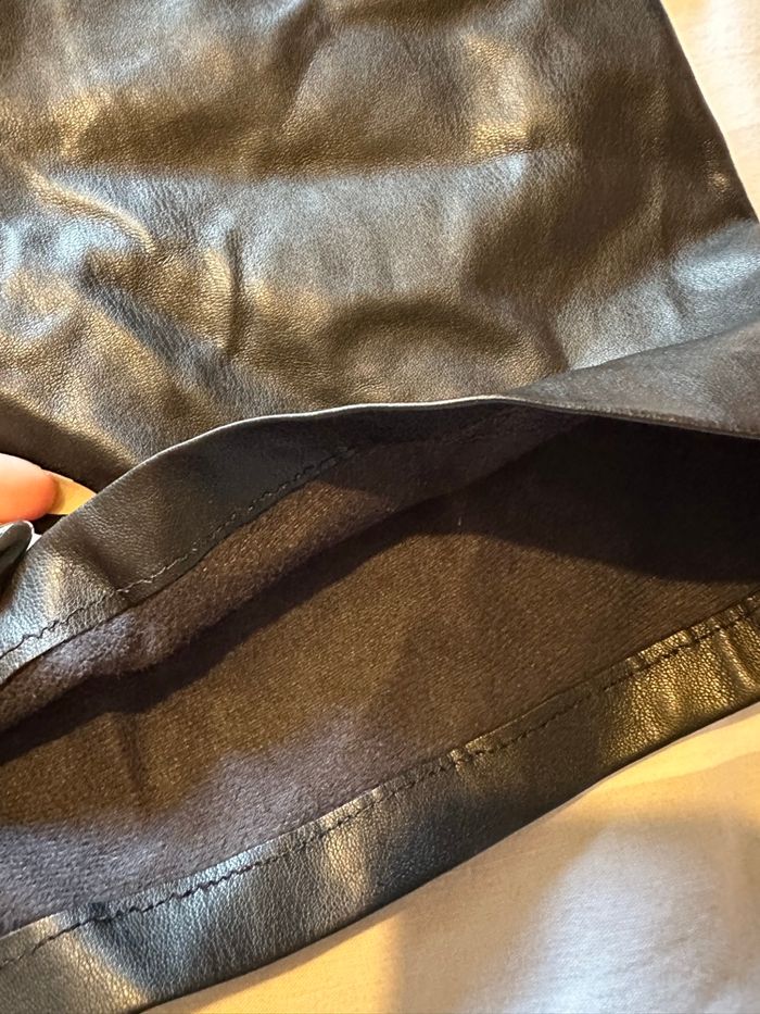 Tenue grossesse maternité. Short en cuir - photo numéro 3