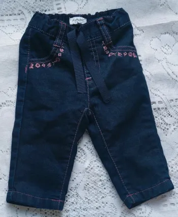 Jean fille brodé - look tendance et confortable, Alphabet, en très bon état, taille 3 mois
