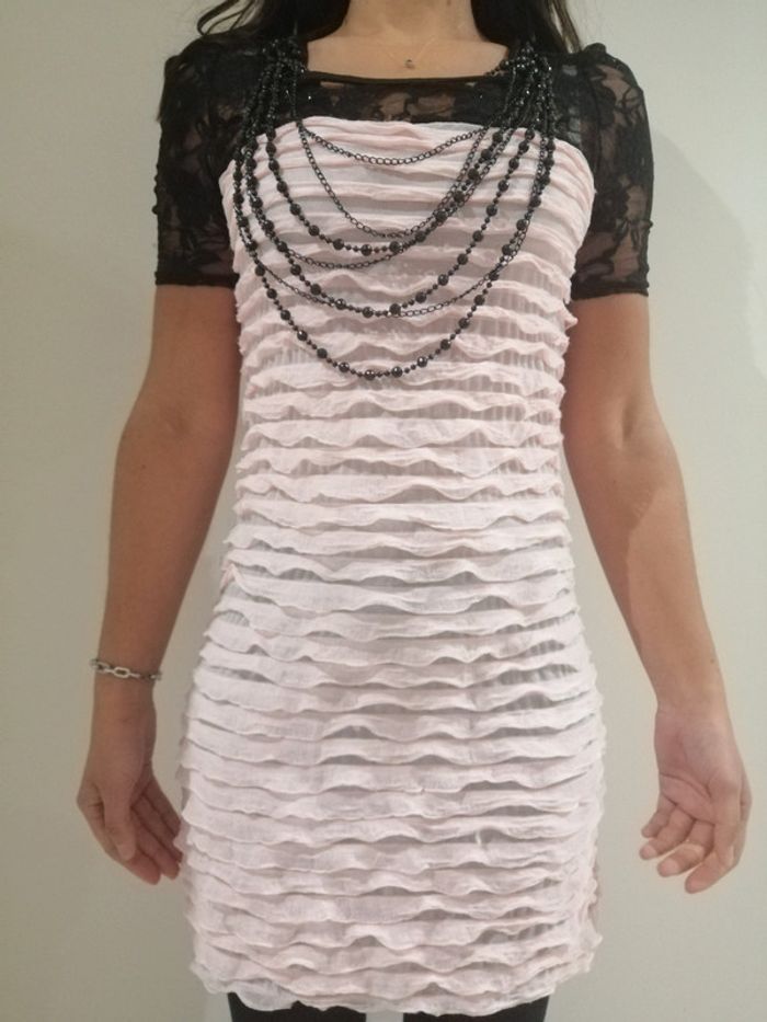 Robe rose pâle avec colliers - photo numéro 1