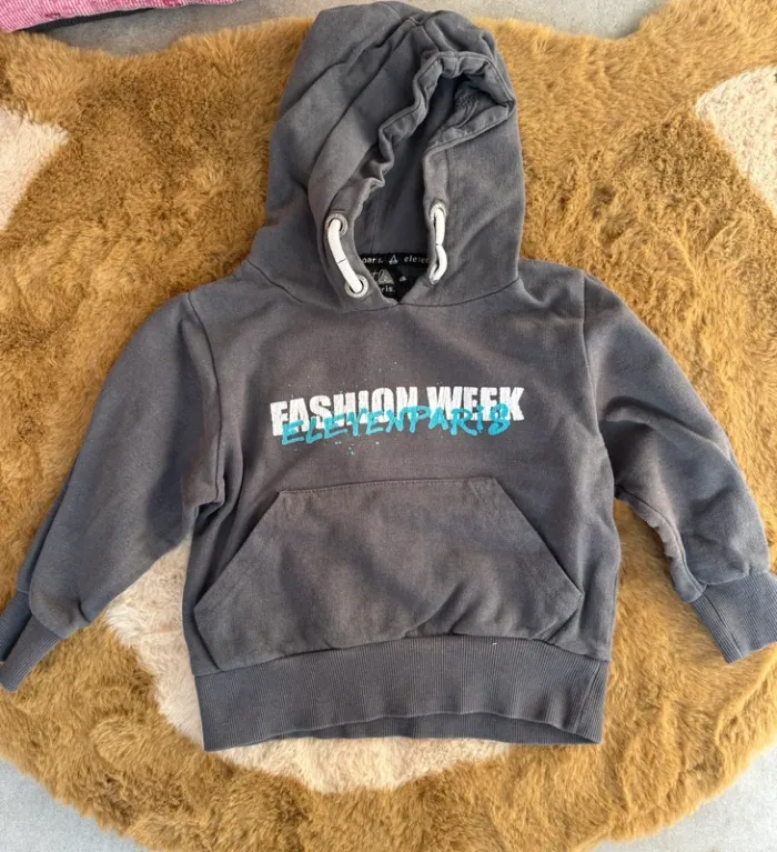 Pull eleven paris 4 ans très bon état