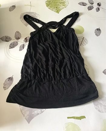 Top noir avec paillettes taille 34/36 marque No Escuse perles sur les tour