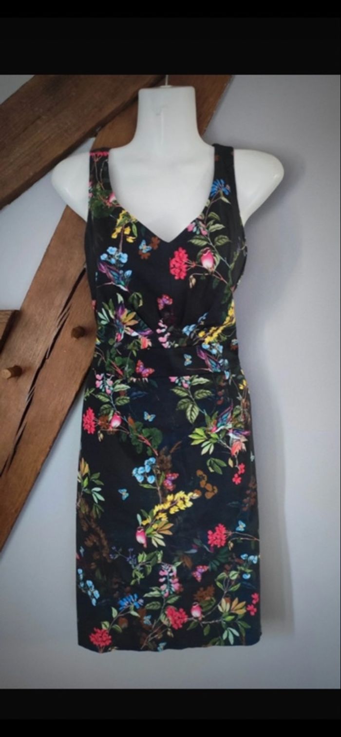 Belle robe noir fleurie taille 38 marque naf naf