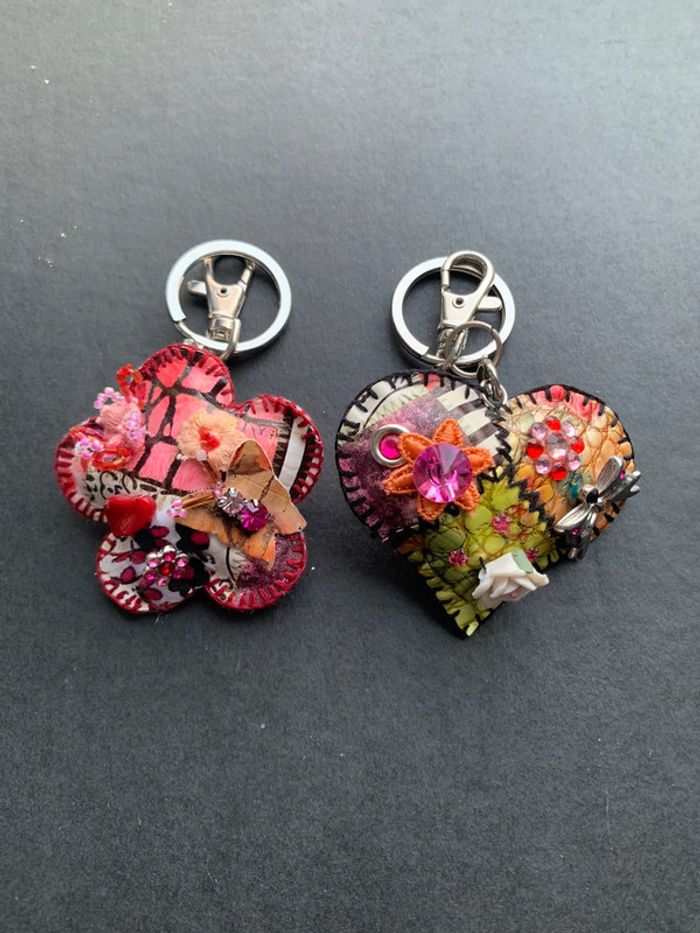 Lot de 2 porte-clefs/ broches