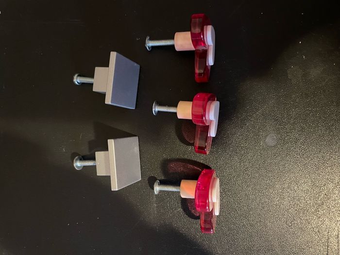 Vends BOUTON ou POIGNÉE DE TIROIR COEUR COULEURS POUR POIGNÉE MEUBLE ENFANTS en très bon état 3 cœurs et 2 carré - photo numéro 4