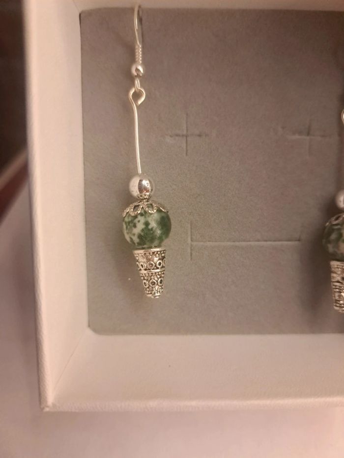 Boucles d'oreilles pendante vertes argenté - photo numéro 6