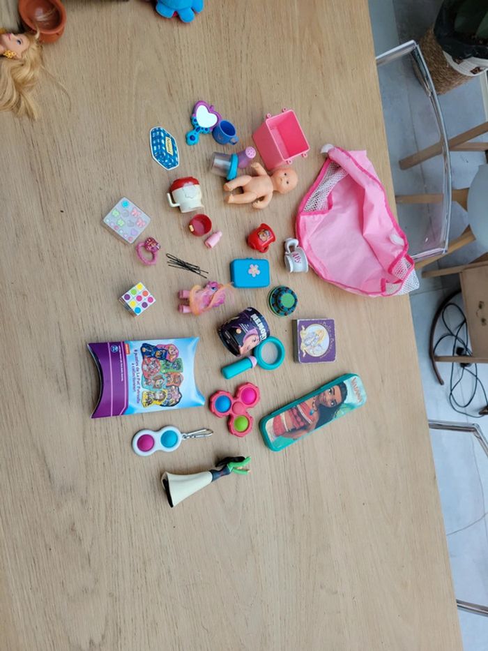 Lot Jouet en vrac dont disney my little pony pop it accessoires poupon etc