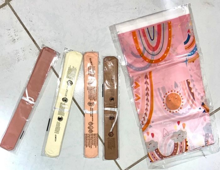 Lot déco anniversaire nappe arc en ciel +fleur en papier neuf - photo numéro 4