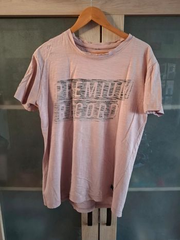 Beautiful pink T-shirt with a print. Size L. In good condition. 