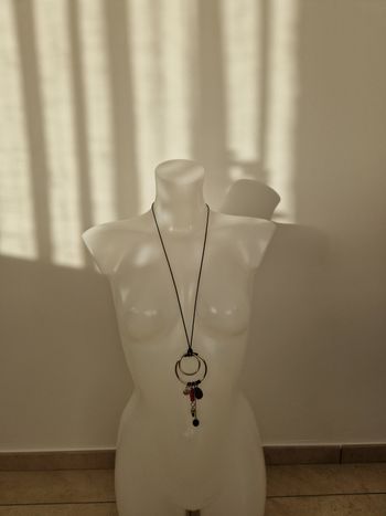 Collier long avec diverses décorations