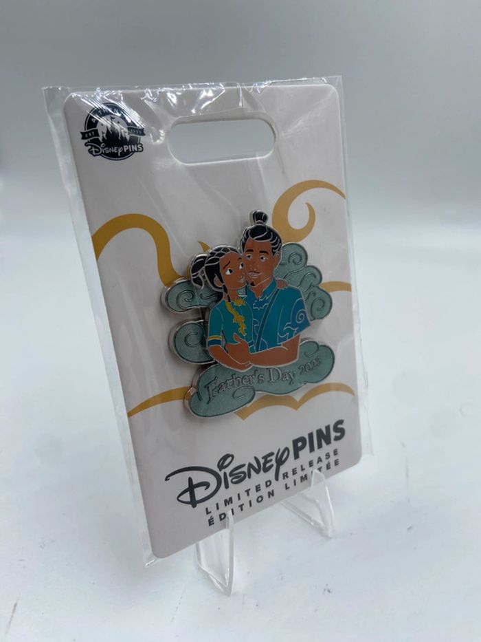 Disney Store Raya et le chef Benja, pin's édition limitée fête des pères, Raya et le dernier dragon - photo numéro 2