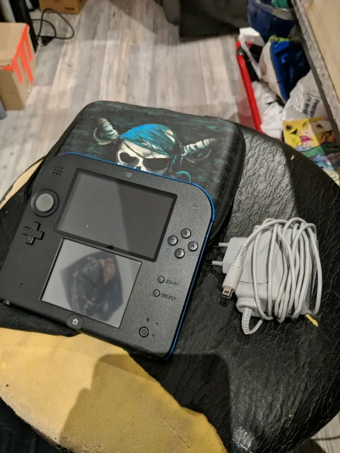 Nintendo 2Ds Noir et Bleu + Housse et chargeur - photo numéro 2