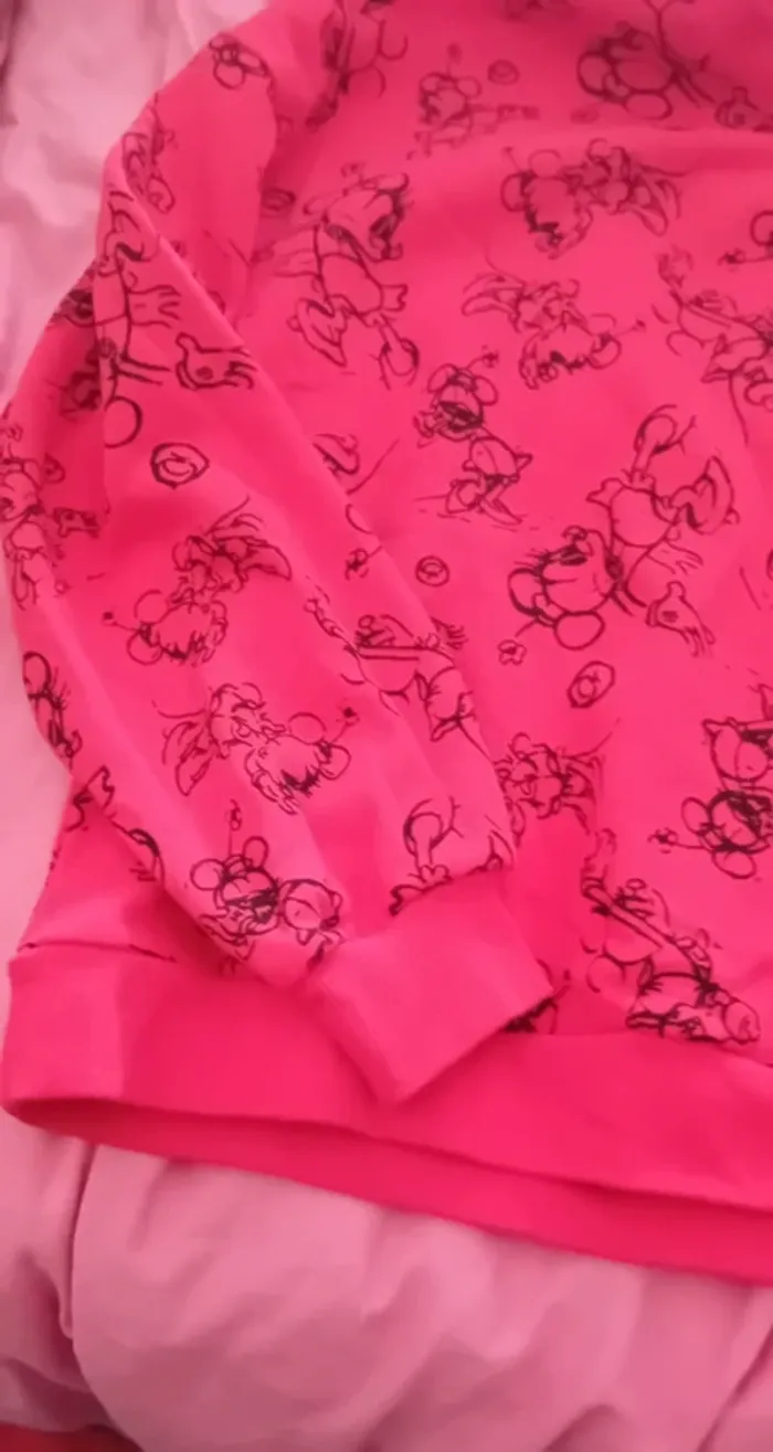 Très joli pull rouge disney 100 taille 38/40