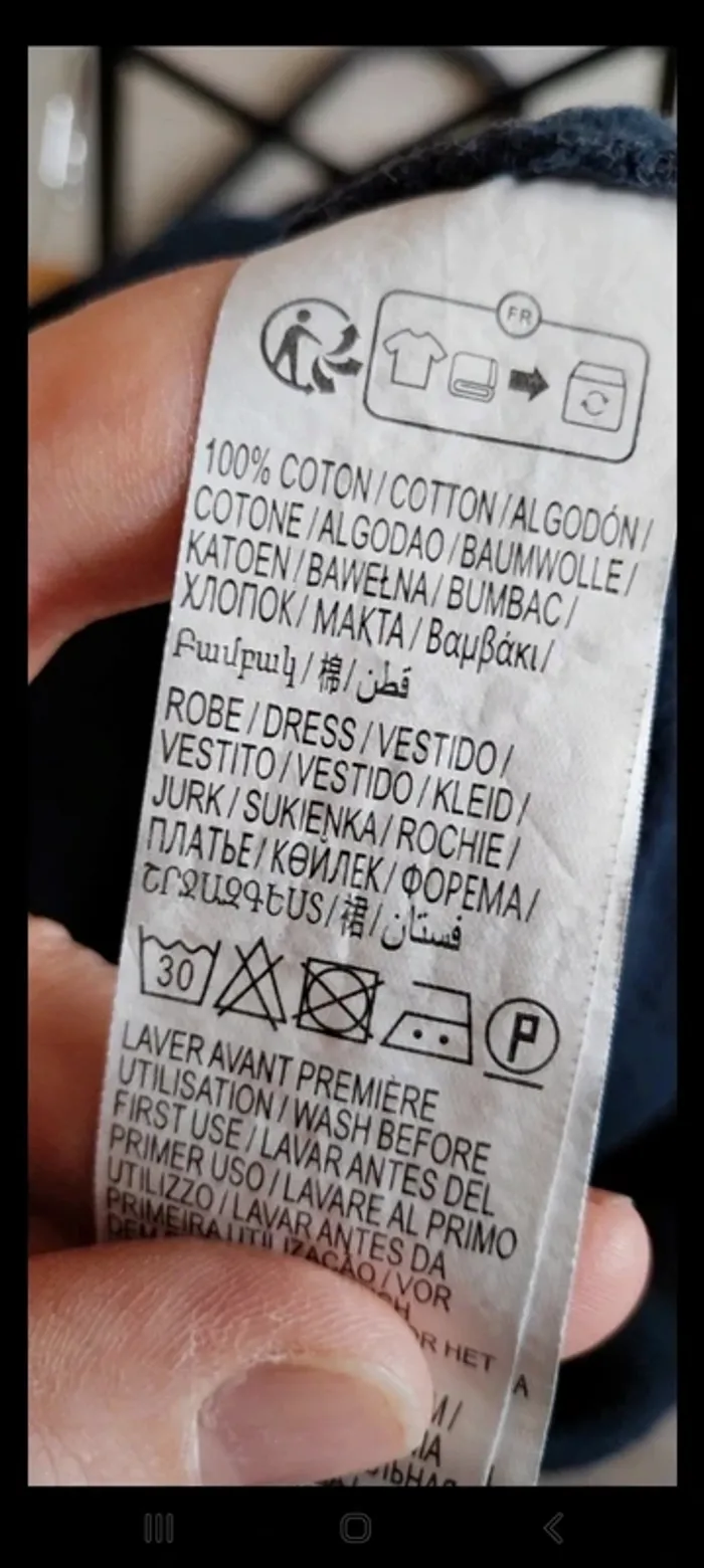 Robe Kiabi taille 12 mois matière pull très bon état. Bleu marine avec des petits points dorés - photo numéro 5