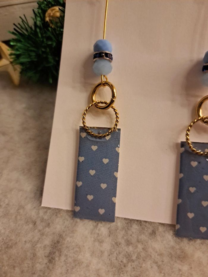 Boucles d'oreilles pendante en résine bleu et doré - photo numéro 6