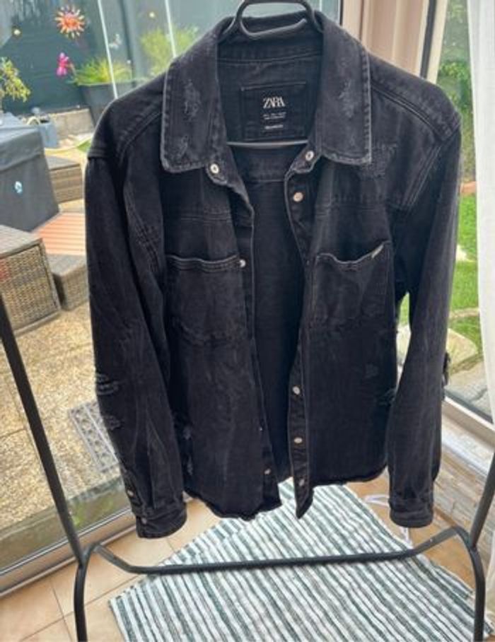 Veste en jeans délavé et troué noire