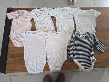 Lot 7 bodis 9 mois bon état