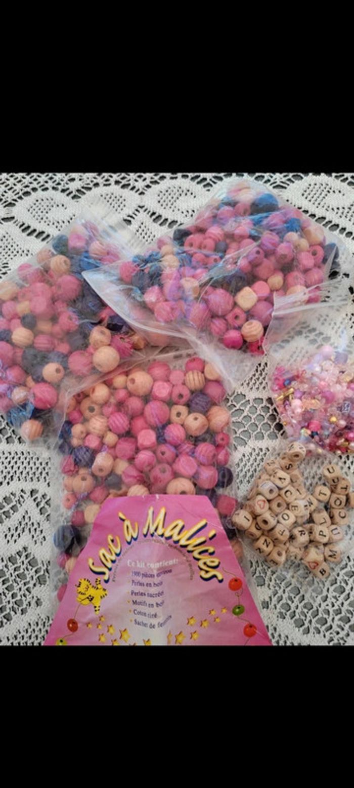 🩷 Lot de perle en bois coloré et autres accessoires - photo numéro 2