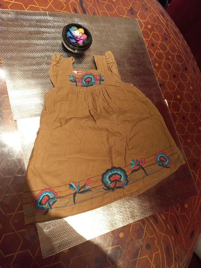 Jolie robe ocre 12 mois, type velours rayé