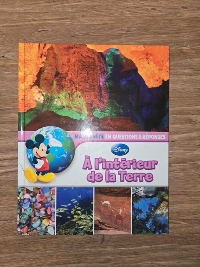 Livre Disney "Ma planète A l'intérieur de la terre"