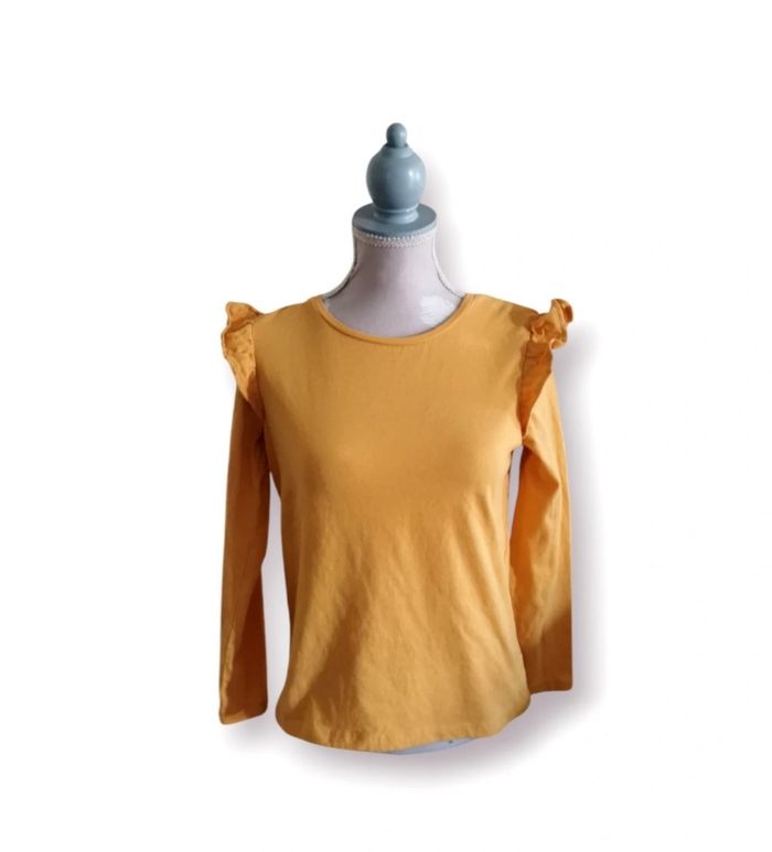 T shirt manches longues moutarde froufrous épaules C&A taille 10 ans
