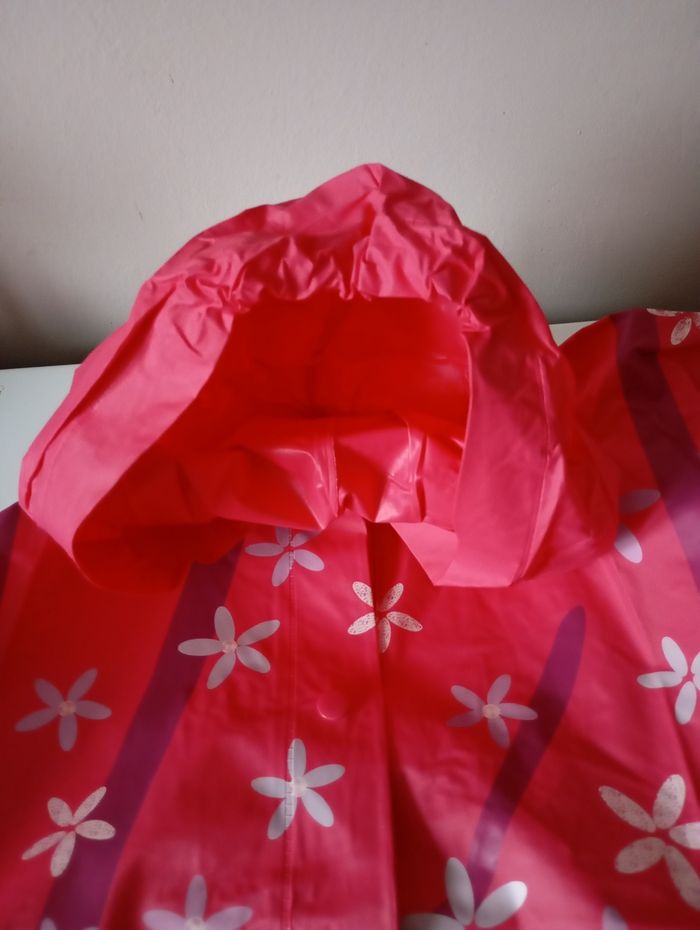 Imperméable ciré. 8!ans . Vinyl Rose et imprimé petshop. Très bon état - photo numéro 4
