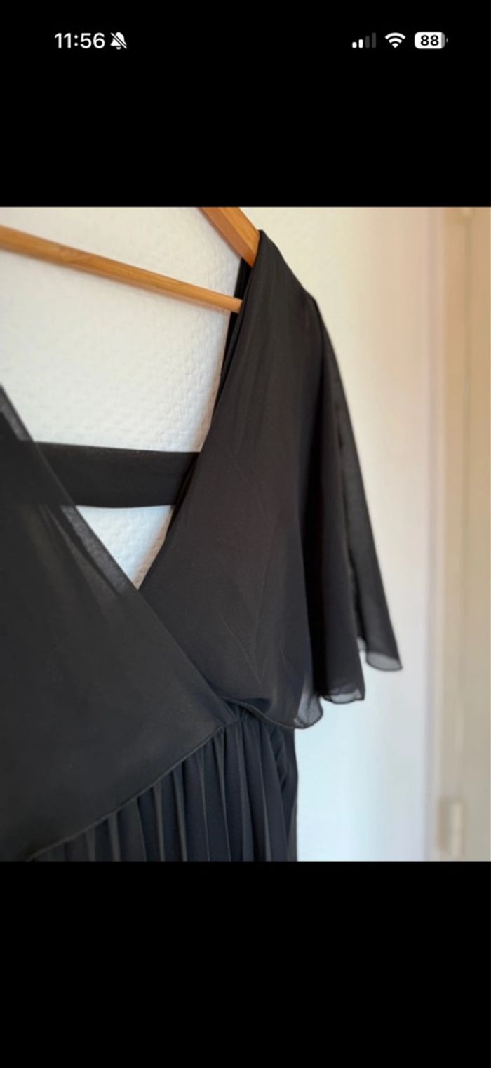 Robe longue plissée noire avec dos ouvert