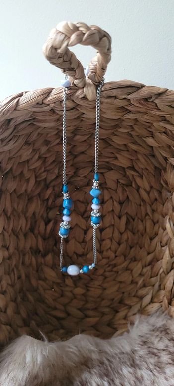Joli collier argenté et perles bleu