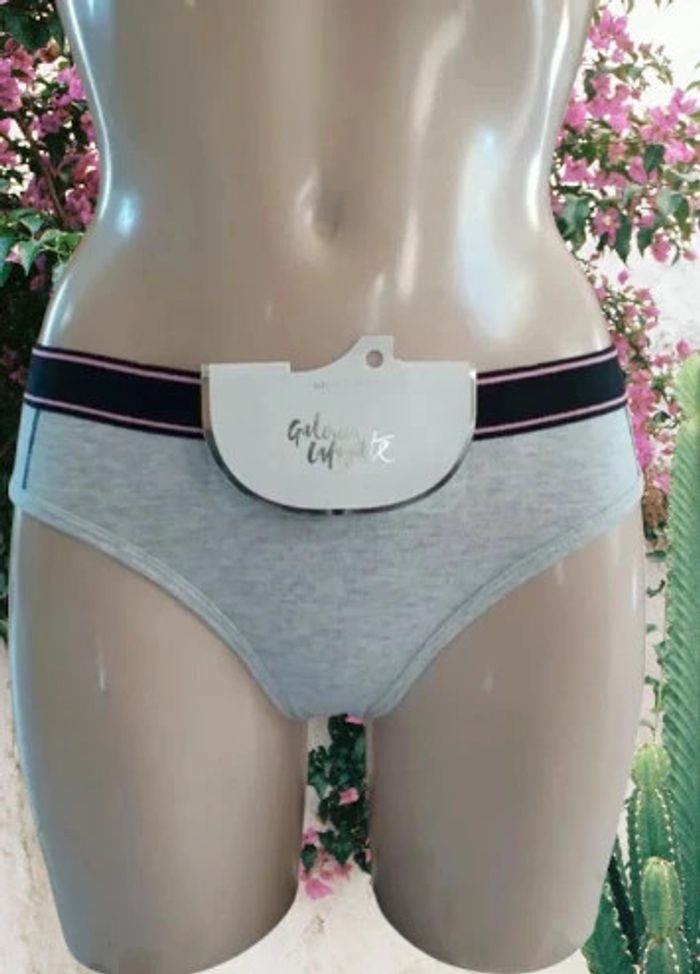Lot 5 slips Galeries Lafayette 14 ans valeur 34.95 € - photo numéro 2
