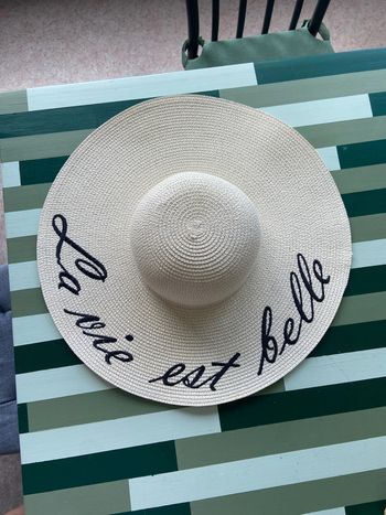 Chapeau « La vie est belle »