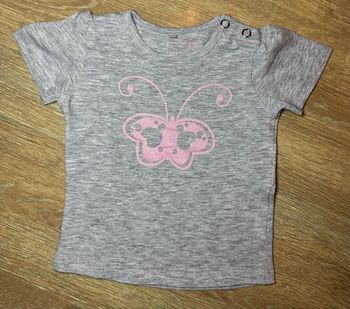 T-shirt gris avec papillon rose à paillettes /