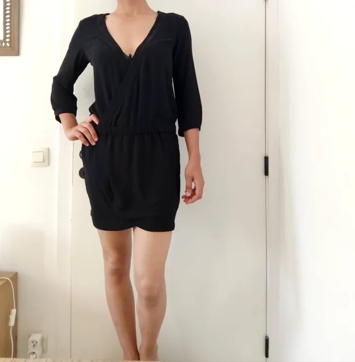 Petite robe noire classique IKKS women cache cœur et jupe portefeuille