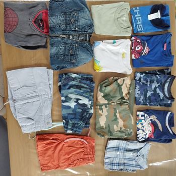 Lot 13 vêtements garçon 4 ans