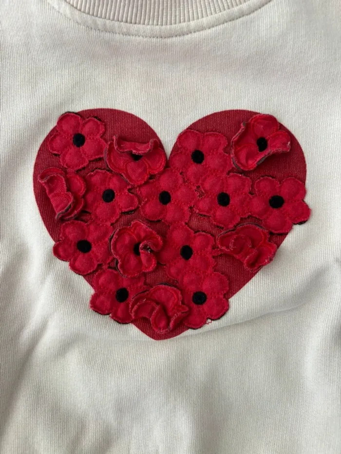 Sweat beige avec cœur rouge fleuri - photo numéro 4