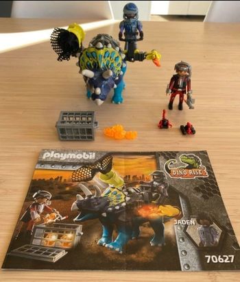 Set dino rise 70627 avec dinosaure et personnage en très bon état 