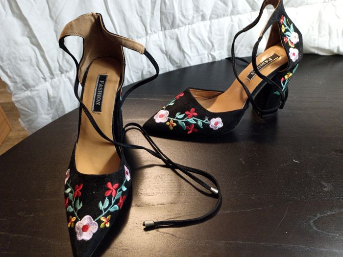 Escarpins brodés neufs - photo numéro 3