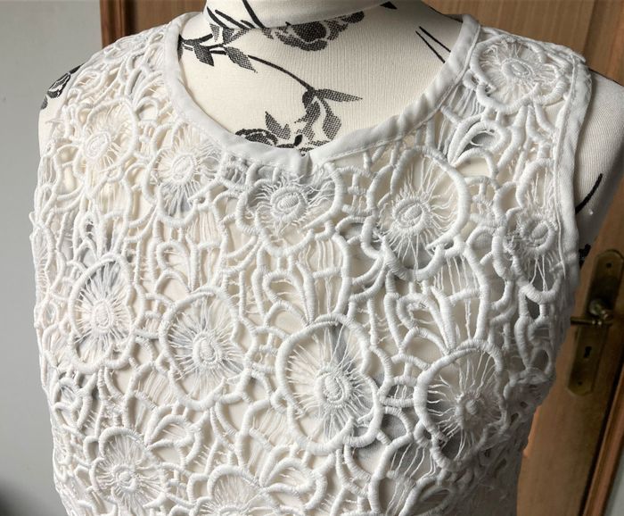 Blouse dentelle guipure sur voile blanc sans manches taille 38/40 - photo numéro 3