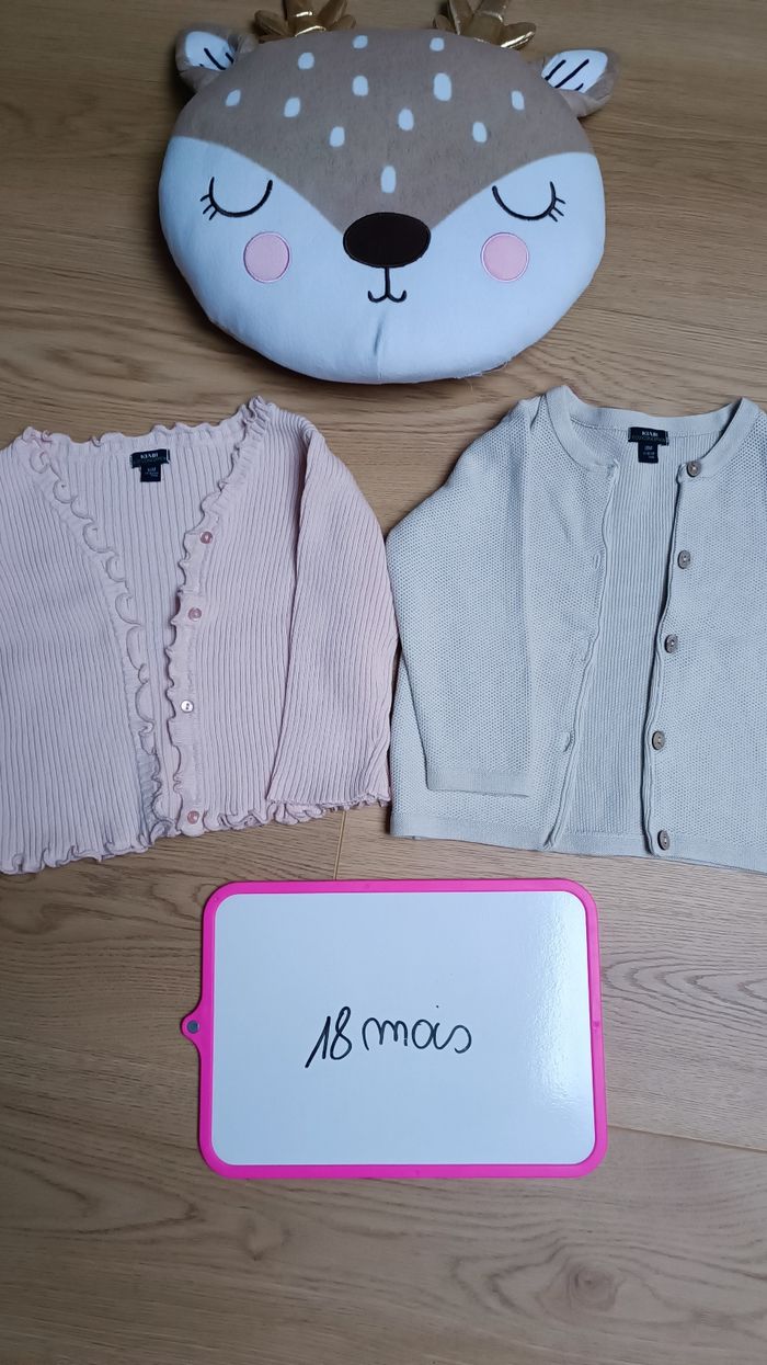 Lot 2 gilets Kiabi 18 mois