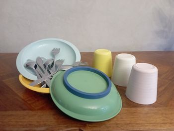 Ensemble de couverts et assiettes et verres