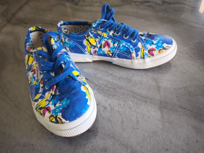 Chaussures design Superga Taille 33. Excellent état. - photo numéro 4