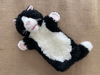 Doudou marionnette chat noir et blanc 35 cm The Puppet Company