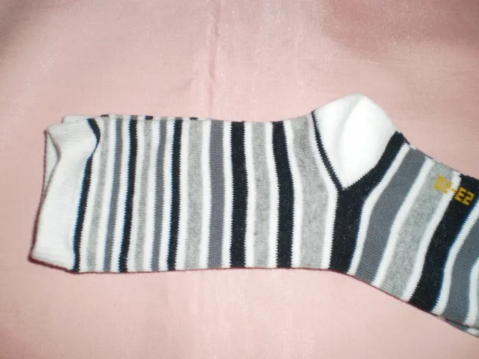 lot chaussette MONOPRIX KIDS T23/26 UNE PAIRE ET L autre pas de marque - photo numéro 5