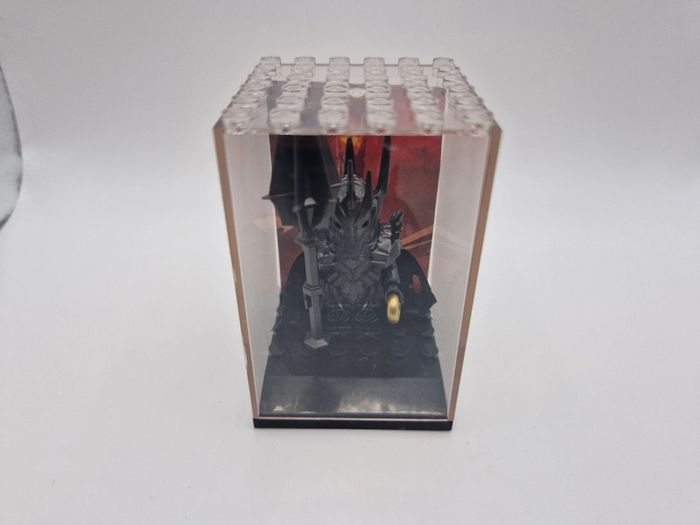 Figurine type lego Sauron seigneur des anneaux dans une vitrine individuelle avec fond - photo numéro 2