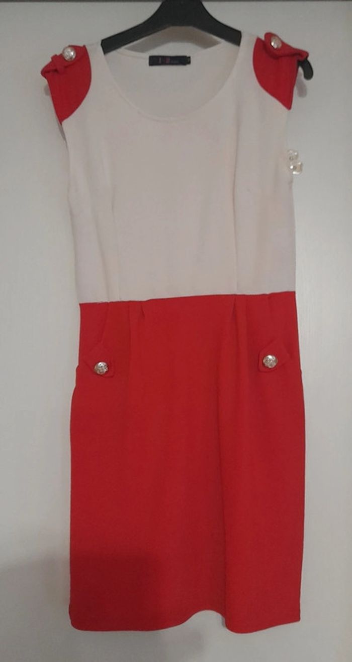 Jolie robe blanche et rouge Taille M