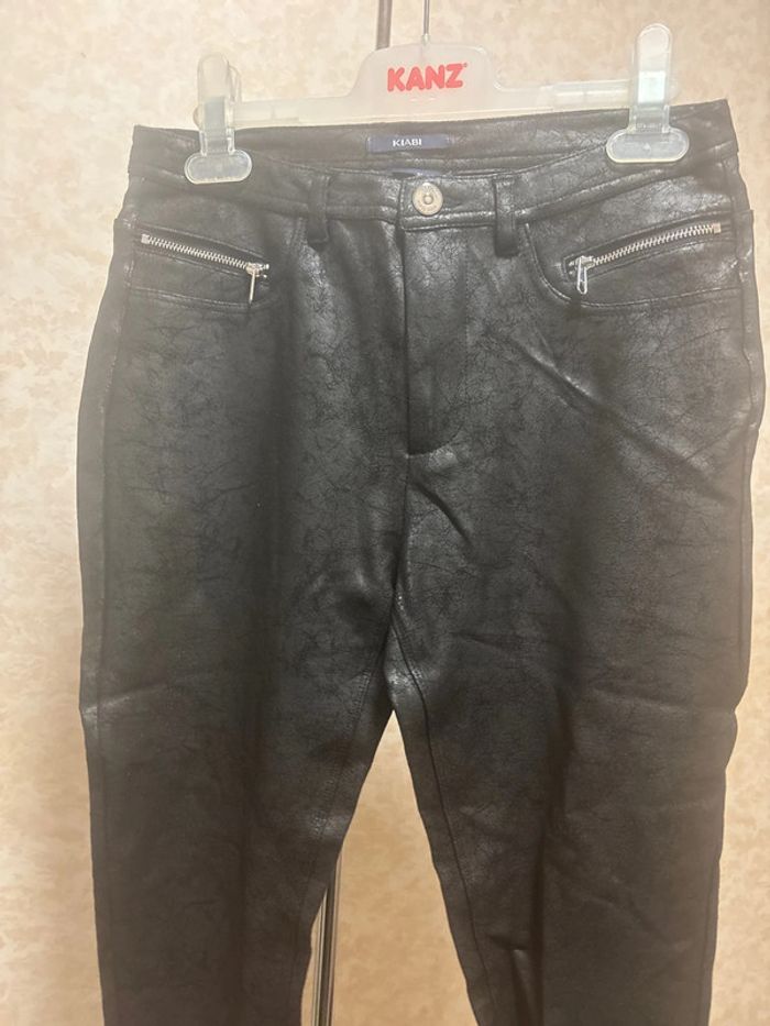 Pantalon simili cuir taille 38 skinny fit marque kiabi - photo numéro 2
