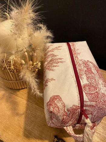Trousse de toilette en toile de Jouy crème et rouge