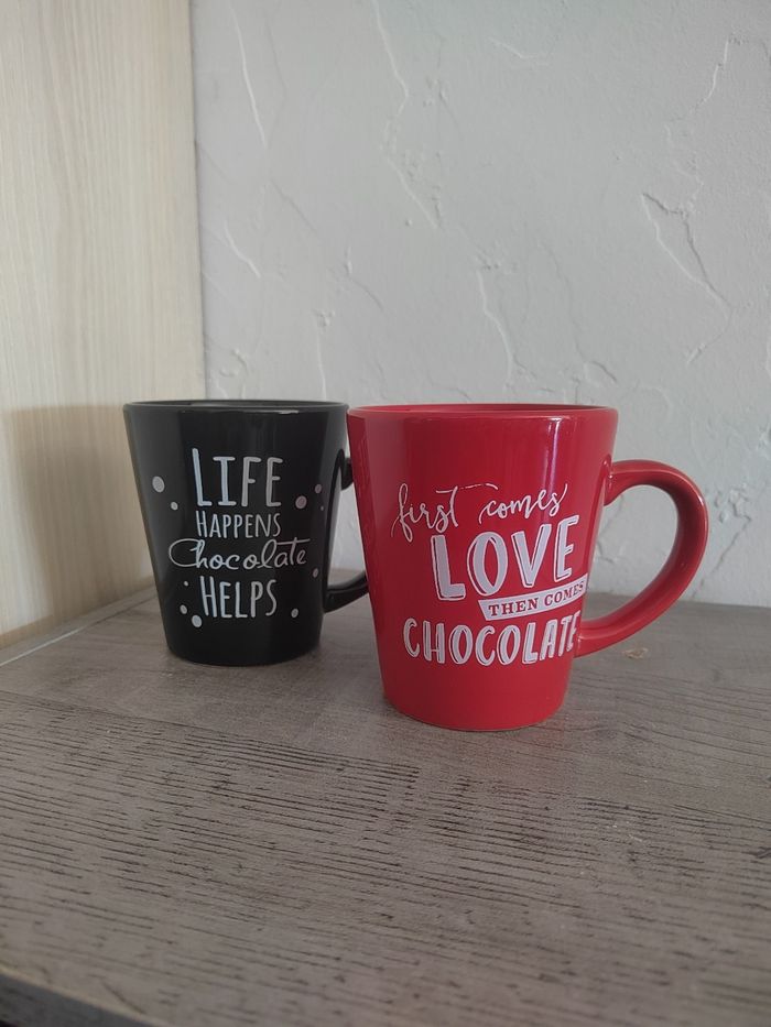 Lot de 2 mugs en céramique imprimés chocolat – rouge et noir – très bon état