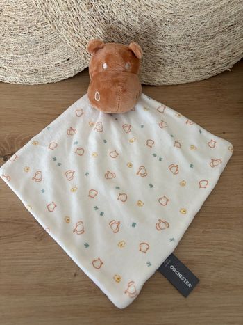 Doudou plat hippopotame marron blanc orchestra 